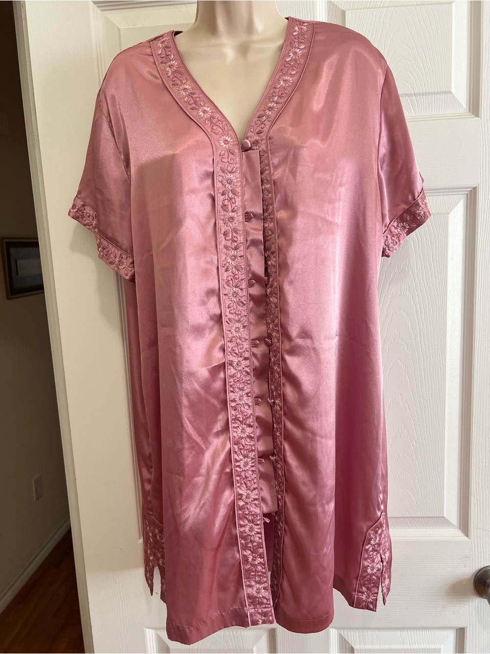 Cabernet Sleepwear Lingerie Mauve Med Short Sleeves Intricate Embroidery V-neck